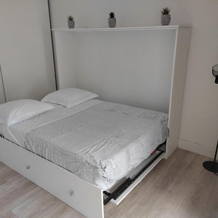Charmant Studio Lumineux Avec Piscine Fréjus Екстериор снимка