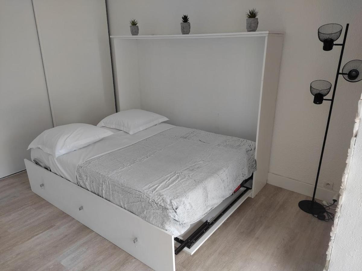 Charmant Studio Lumineux Avec Piscine Fréjus Екстериор снимка